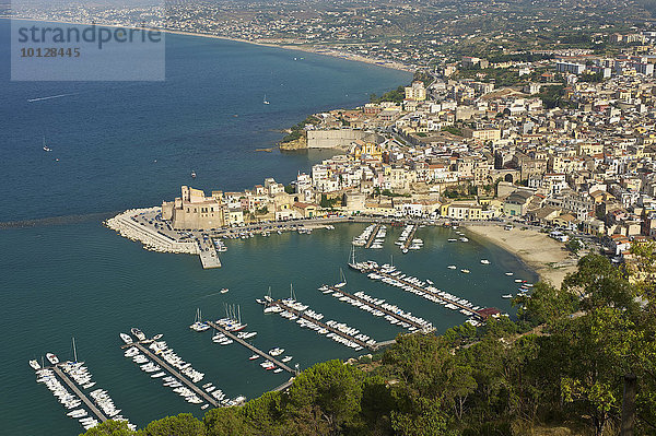 Ortsansicht mit Hafen  Castellammare del Golfo  Provinz Trapani  Sizilien  Italien  Europa