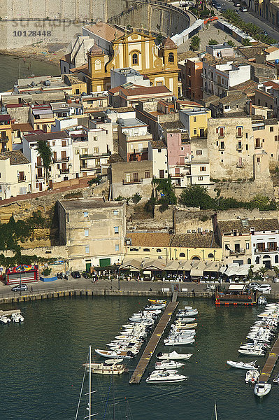 Ortsansicht mit Hafen  Castellammare del Golfo  Provinz Trapani  Sizilien  Italien  Europa