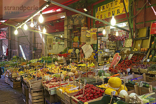 Marktstände in einer Gasse  Palermo  Provinz Palermo  Sizilien  Italien  Europa