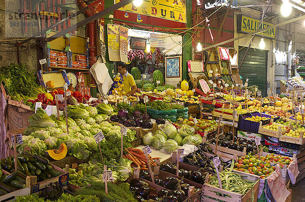 Marktstände in einer Gasse  Palermo  Provinz Palermo  Sizilien  Italien  Europa