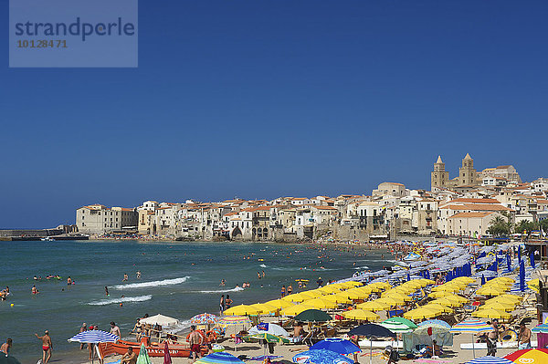 Strand  dahinter die Altstadt  Cefalù  Provinz Palermo  Sizilien  Italien  Europa