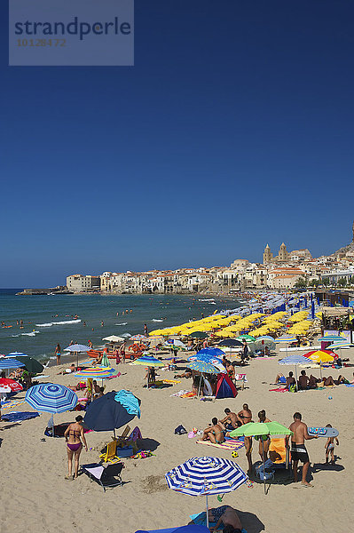 Strand  dahinter die Altstadt  Cefalù  Provinz Palermo  Sizilien  Italien  Europa