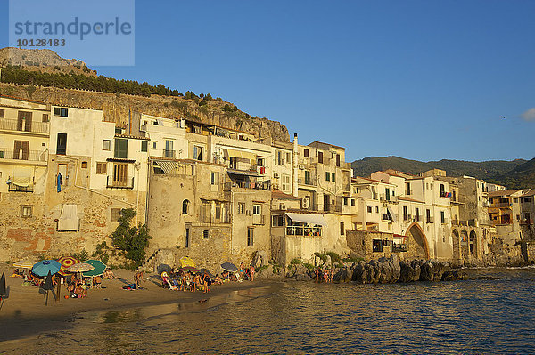 Strand und Häuser der Altstadt im Abendlicht  Cefalù  Provinz Palermo  Sizilien  Italien  Europa