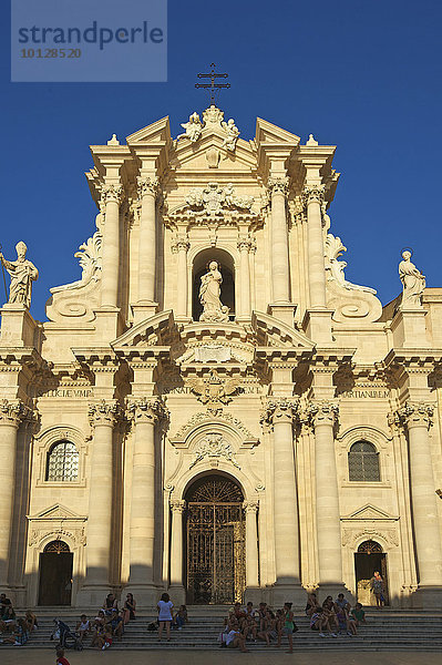 Domplatz mit der Kathedrale Santa Maria delle Colonne  Ortygia  Syrakus  Provinz Syrakus  Sizilien  Italien  Europa