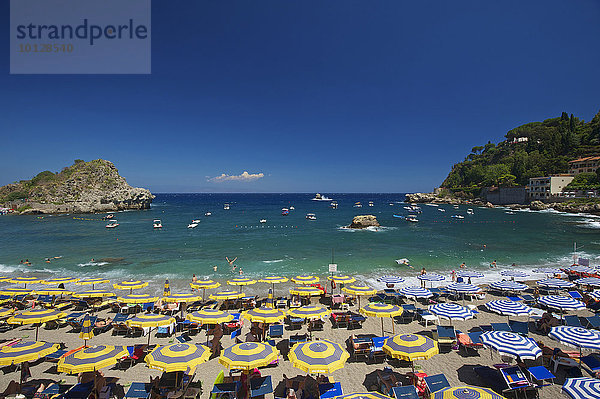 Urlauber am Strand  Sonnenschirme und Strandliegen  Bucht von Mazzarò  Taormina  Provinz Messina  Sizilien  Italien  Europa