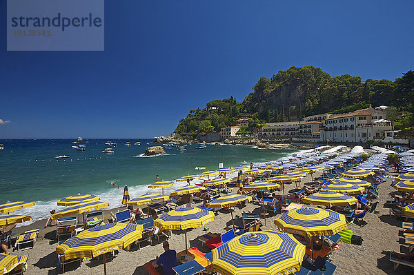 Urlauber am Strand  Sonnenschirme und Strandliegen  Bucht von Mazzarò  Taormina  Provinz Messina  Sizilien  Italien  Europa