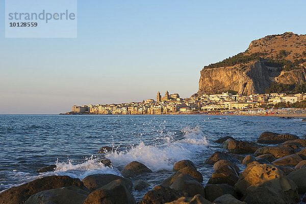 Strand und Altstadt von Cefalù im Abendlicht  Cefalù  Provinz Palermo  Sizilien  Italien  Europa