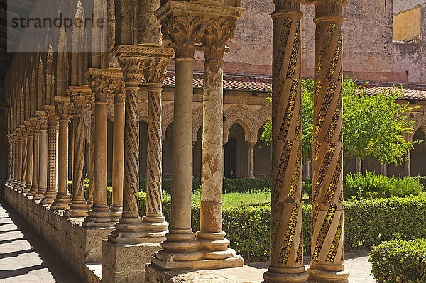 Verzierte Säulen am Kreuzgang  Kathedrale von Monreale oder Kathedrale Santa Maria Nuova  Monreale  Sizilien  Italien  Europa