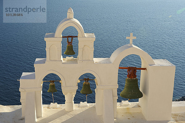 Glockenturm einer Kirche  Oia  Santorin  Kykladen  Griechenland  Europa