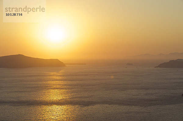 Kreuzfahrtschiff in der Caldera im Sonnenuntergang  Santorin  Kykladen  Griechenland  Europa