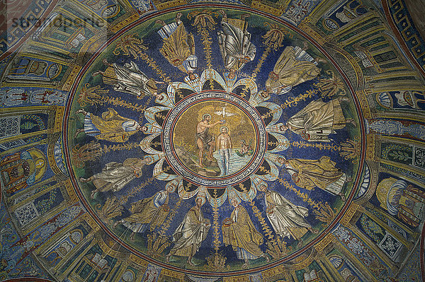 Deckenmosaik  Baptisterium der Kathedrale von Ravenna  UNESCO Weltkulturerbe  Ravenna  Adria  Emilia-Romagna  Italien  Europa