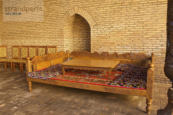 'Traditionelles ''Tischbett'' in der Gedenkstätte  Mausoleum Pahlavan Mahmud  Ich?n Q?l??  Xiva  Usbekistan  Asien'