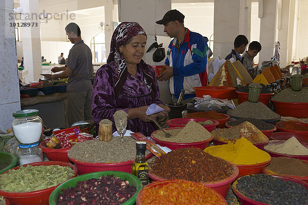 Gewürzverkäuferin auf dem Basar  Buchara  Usbekistan  Asien