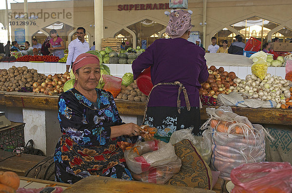Gemüseverkäuferinnen auf dem Basar  Buchara  Usbekistan  Asien