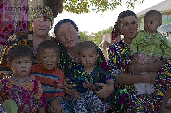Einheimische Frauen und Kinder  Arabbandi  Usbekistan  Asien