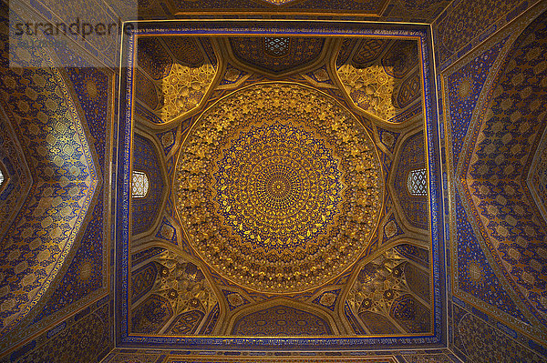 Mit Gold verzierte Decke der Moschee in der Ulugbek-Madrasa  Registan  Samarkand  Usbekistan  Asien