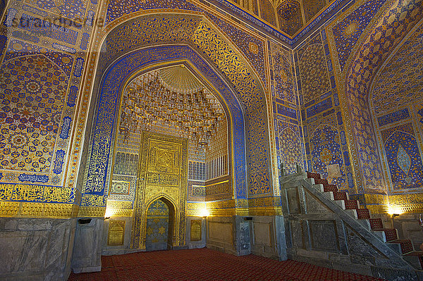 Mit Gold verzierte Moschee in der Ulugbek-Madrasa  Registan  Samarkand  Usbekistan  Asien