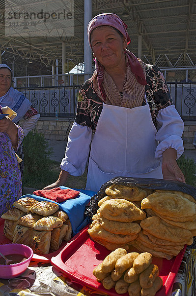 Backwarenverkäuferin  Großer Basar  Samarkand  Usbekistan  Asien