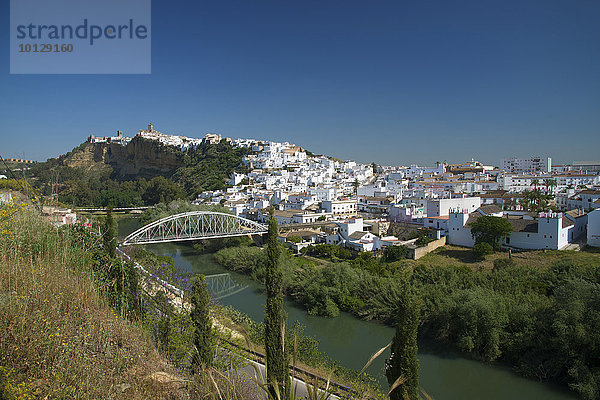 Ausblick über den Rio Guadalete auf die Altstadt von Arcos de la Frontera  Andalusien  Spanien  Europa
