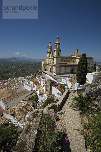 Ausblick von der maurischen Burg auf die Kirche San Jose  Olvera  Weiße Dörfer  Andalusien  Spanien  Europa