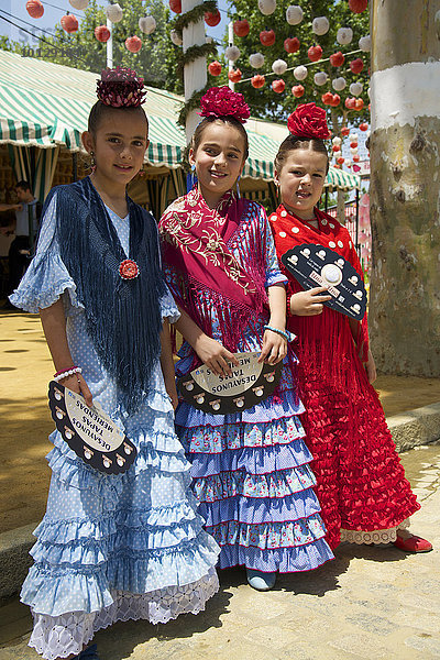 Mädchen  Flamencotänzerinnen bei der Feria de Abril  Sevilla  Andalusien  Spanien  Europa
