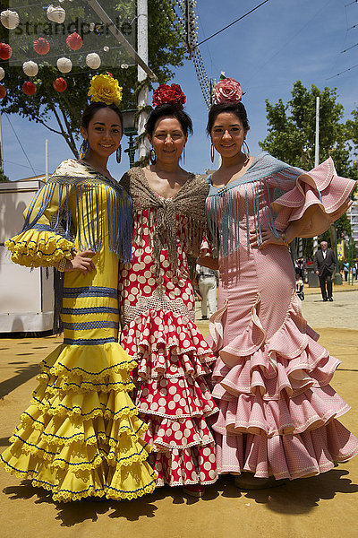 Flamencotänzerinnen bei der Feria de Abril  Sevilla  Andalusien  Spanien  Europa