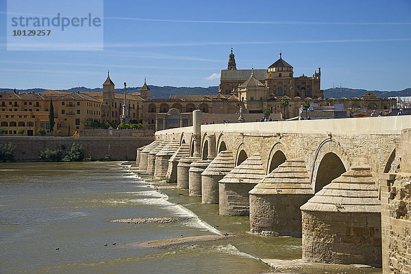Römische Brücke über den Rio Guadalquivir mit der Mezquita  Cordoba  Andalusien  Spanien  Europa