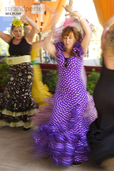 Flamencotänzerinnen auf der Feria del Caballo  Jerez de la Frontera  Andalusien  Spanien  Europa