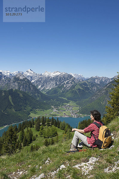 Wanderin mit Ausblick vom Durrakreuz auf den Achensee  Tirol  Österreich  Europa