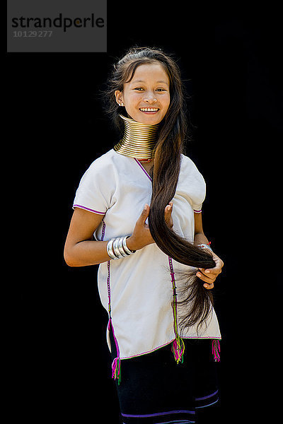 Junge Frau vom Bergvolk der Padaung frisiert ihr Haar  Chiang Mai  Thailand  Asien