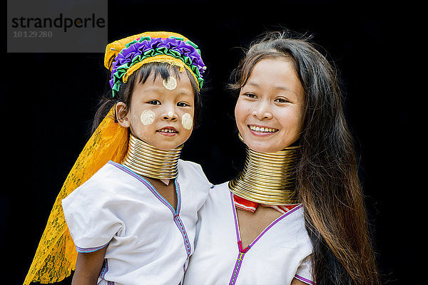Mutter und Tochter vom Bergvolk der Padaung  Chiang Mai  Thailand  Asien