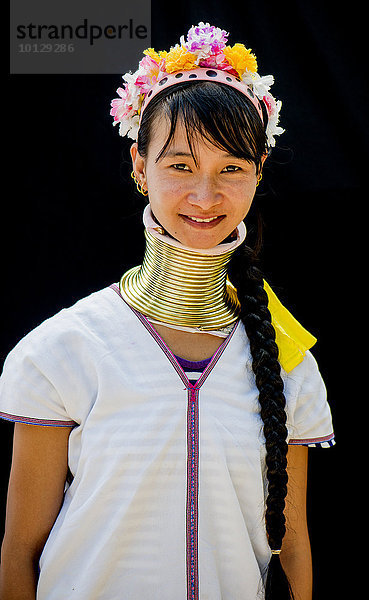 Portrait einer jungen Frau vom Bergvolk der Padaung  Chiang Mai  Thailand  Asien