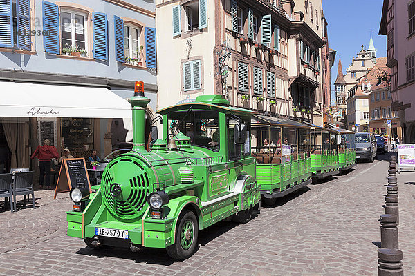 Touristenzug in der Altstadt  Colmar  Elsass  Frankreich  Europa