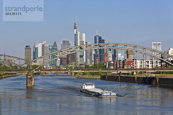 Frachter auf Main unter Deutschherrnbrücke und Skyline  Frankfurt am Main  Hessen  Deutschland  Europa