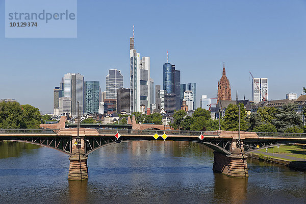 Skyline mit Dom  Ignatz-Bubis-Brücke über den Main  Frankfurt am Main  Hessen  Deutschland  Europa