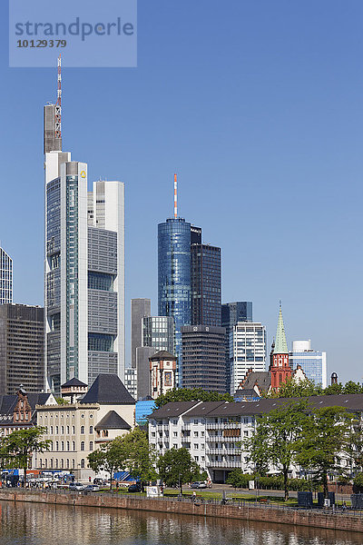 Langer Franz und Alte Nikolaikirche vor Commerzbank Tower und Main Tower  Frankfurt am Main  Hessen  Deutschland  Europa