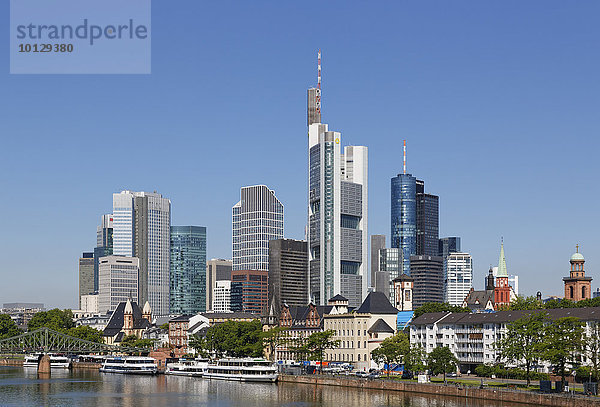 Links Leonhardkirche  rechts Paulskirche  Main und Bankenviertel  Frankfurt am Main  Hessen  Deutschland  Europa