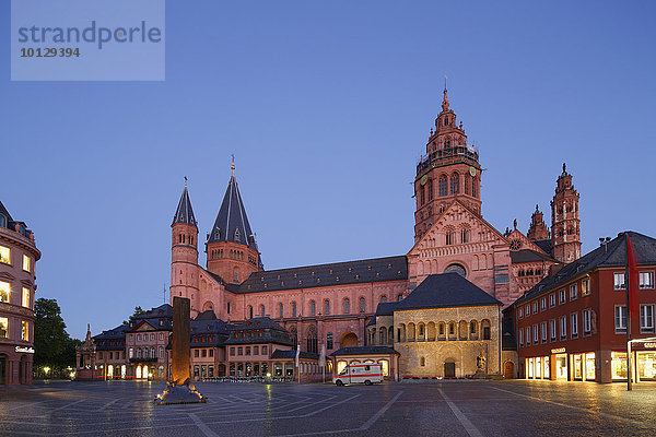 Mainzer Dom St. Martin und Heunensäule am Markt  Mainz  Rheinland-Pfalz  Deutschland  Europa