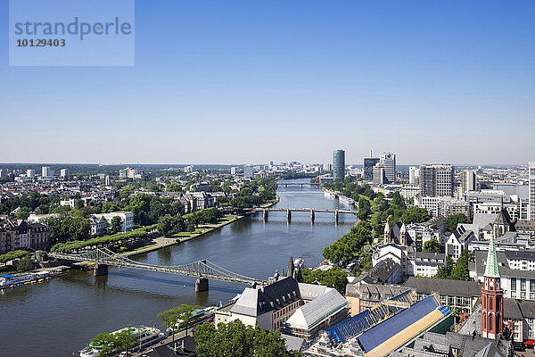 Main mit Eiserner Steg und Untermainbrücke  am Mainufer der Westhafen Tower  Aussicht vom Domturm  Frankfurt am Main  Hessen  Deutschland  Europa