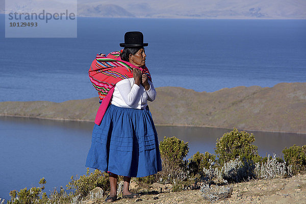 Indiofrau in traditioneller Festtracht zum Neujahrsfest der Aymara Indios  Isla del Sol  Sonneninsel  Titicaca-See  Bolivien  Südamerika