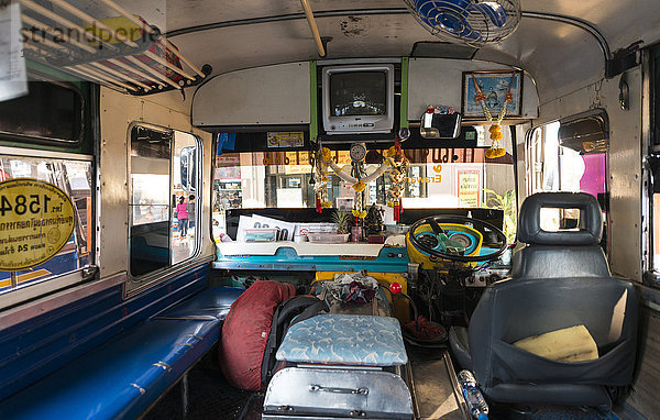 Ein thailändischer Bus von innen  Provinz Kanchanaburi  Zentralthailand  Thailand  Asien