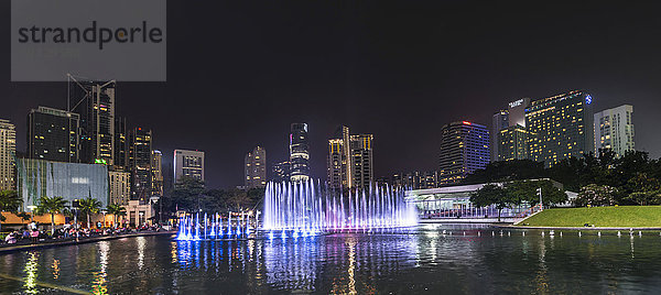 Lichtershow mit Wasser  Lake Symphonie im City Park  Hochhäuser  Zentrum  City Centre  Kuala Lumpur   Malaysia  Asien