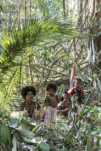 Frau der Orang Asil sitzt mit Kindern unter Palmwedeln im Dschungel  Ureinwohner  indigenes Volk  tropischer Regenwald  Nationalpark Taman Negara  Malaysia  Asien