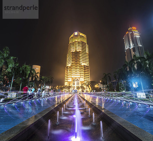 Brunnen vor der Menara Public Bank bei Nacht  Kuala Lumpur  Malaysia  Asien