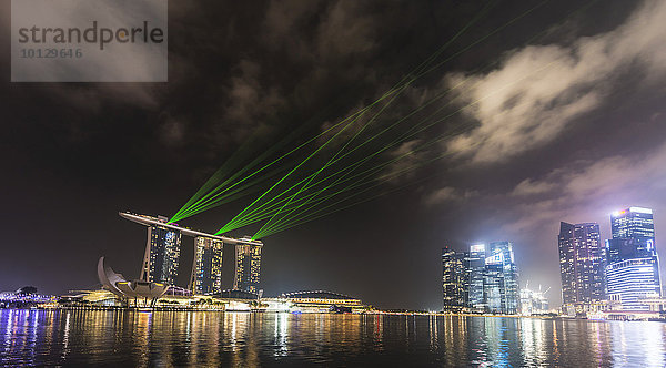 Laser-Show am Marina Bay Sands Hotel mit Innenstadt  Finanzviertel bei Nacht  Singapur  Asien