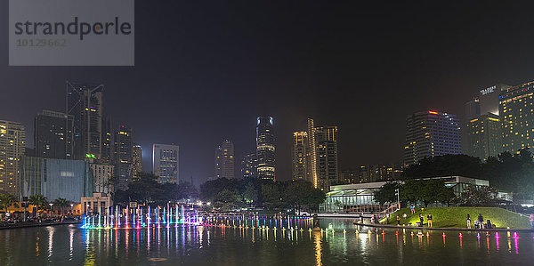 Lichtershow mit Wasser  Lake Symphonie im City Park  Hochhäuser  Zentrum  City Centre  Kuala Lumpur  Malaysia  Asien