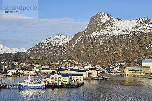 Hafengelände mit Schiff vor Bergkulisse mit Schneeresten  Svolvær  Insel Austvågøy  Lofoten  Nordland  Norwegen  Europa