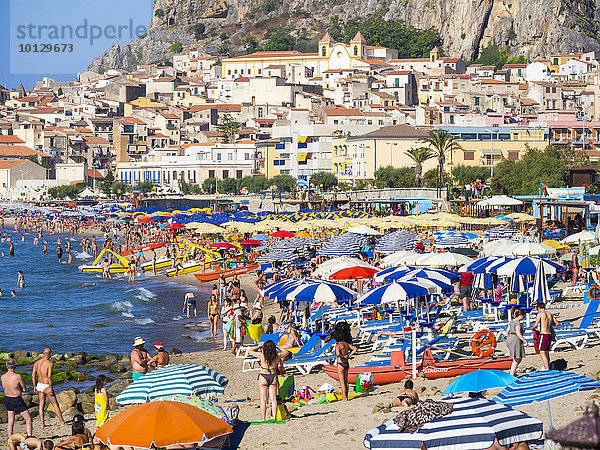 Belebter Strand  Cefalù  Provinz Palermo  Sizilien  Italien  Europa