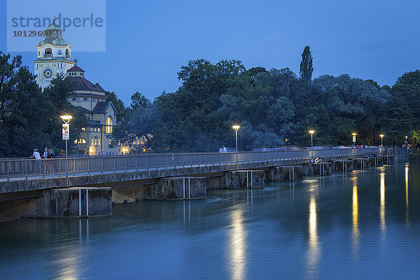 Isar in der Abenddämmerung  links Wehrsteg und Müller'sches Volksbad  München  Bayern  Deutschland  Europa