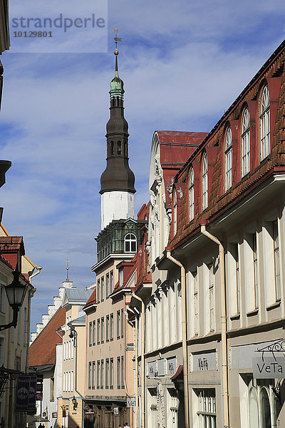 Straße mit Heiliggeistkirche  Pühavaimu Kirik  Tallinn  Estland  Europa